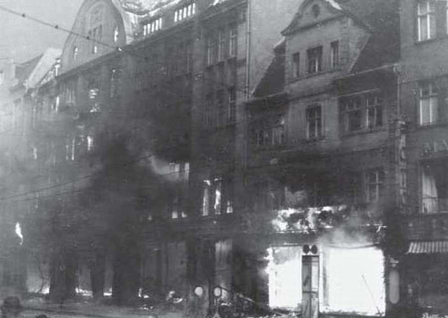 Brennende Häuser am Breiten Weg nach einem Angriff im September 1944 (Archiv Chronik)